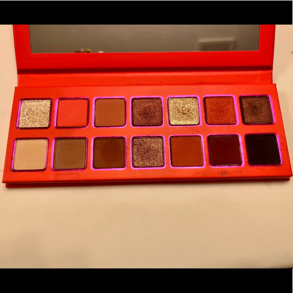 KYLIE Eyeshadow Palette. Neutral Shades.